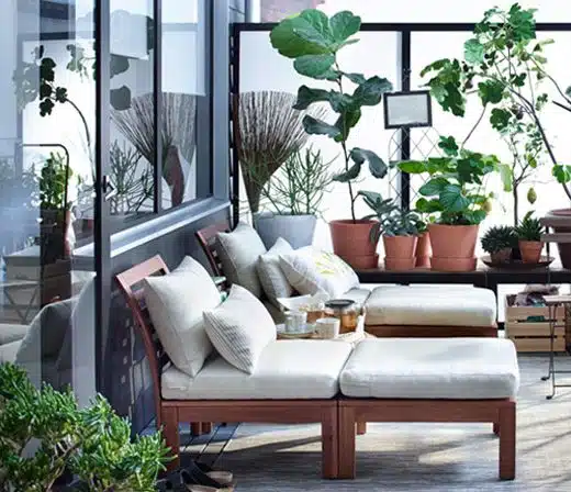 Decoración terraza con mobiliario modular Decoración terraza con plantas, textiles de colores claros y mobiliario modular adaptable y versátil que se adapta a cada necesidad