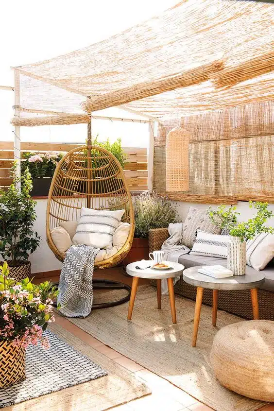 Decoración de terraza para el verano Decoración de terraza en tonos cálidos y muebles ligeros que invitan a la desconexión.