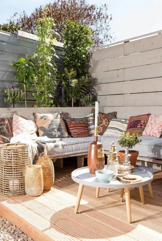 Textiles para decorar terraza - Muebles Nogaroa Decoración de terraza con textiles coloridos, cojines, alfombras y plantas naturales
