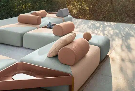Muebles modulares para la decoración de tu terraza Decoración terraza con mobiliario modular adaptable y versátil. Todo combinado con textiles de colores pastel y tierra
