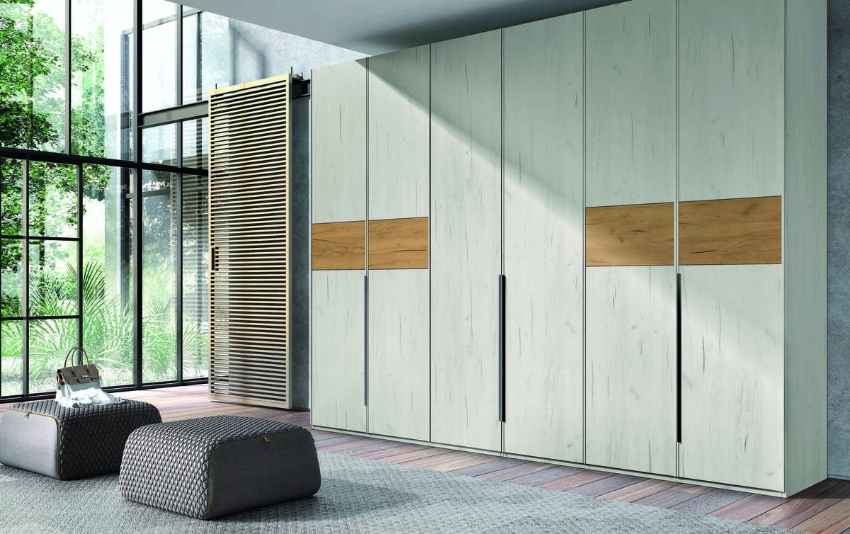 35 - Las últimas tendencias focalizan su interés en los estilos de vida diferentes. Bajo este criterio ha sido creado este estupendo armario de puertas plegables. armarios a medida