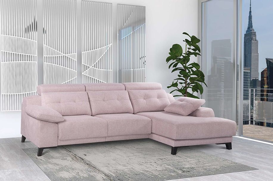 9. Imponente acabado para este sofá chaise longue con asientos extraibles de apoyo, respaldos reclinables, arcón en el brazo corto y patas delanteras altas. 290 x 175 cm. 9 sofas