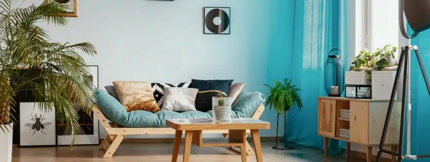 gallery of posters on empty white wall in stylish 2024 10 18 08 52 04 utc scaled 875x330 1 Salón decorado con decoración de estampados.