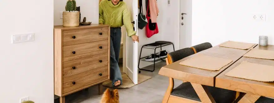 asian girl looking at her dog while walking throug 2025 02 15 18 35 45 utc scaled 875x330 1 Decoración vertical ; ideas para decorar tu casa y ganar espacio