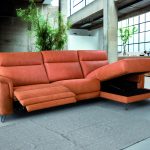 OZOZNO_BRUTUS_CARAMELO_A3 sofá de exposición en la tienda de sofas en Vitoria