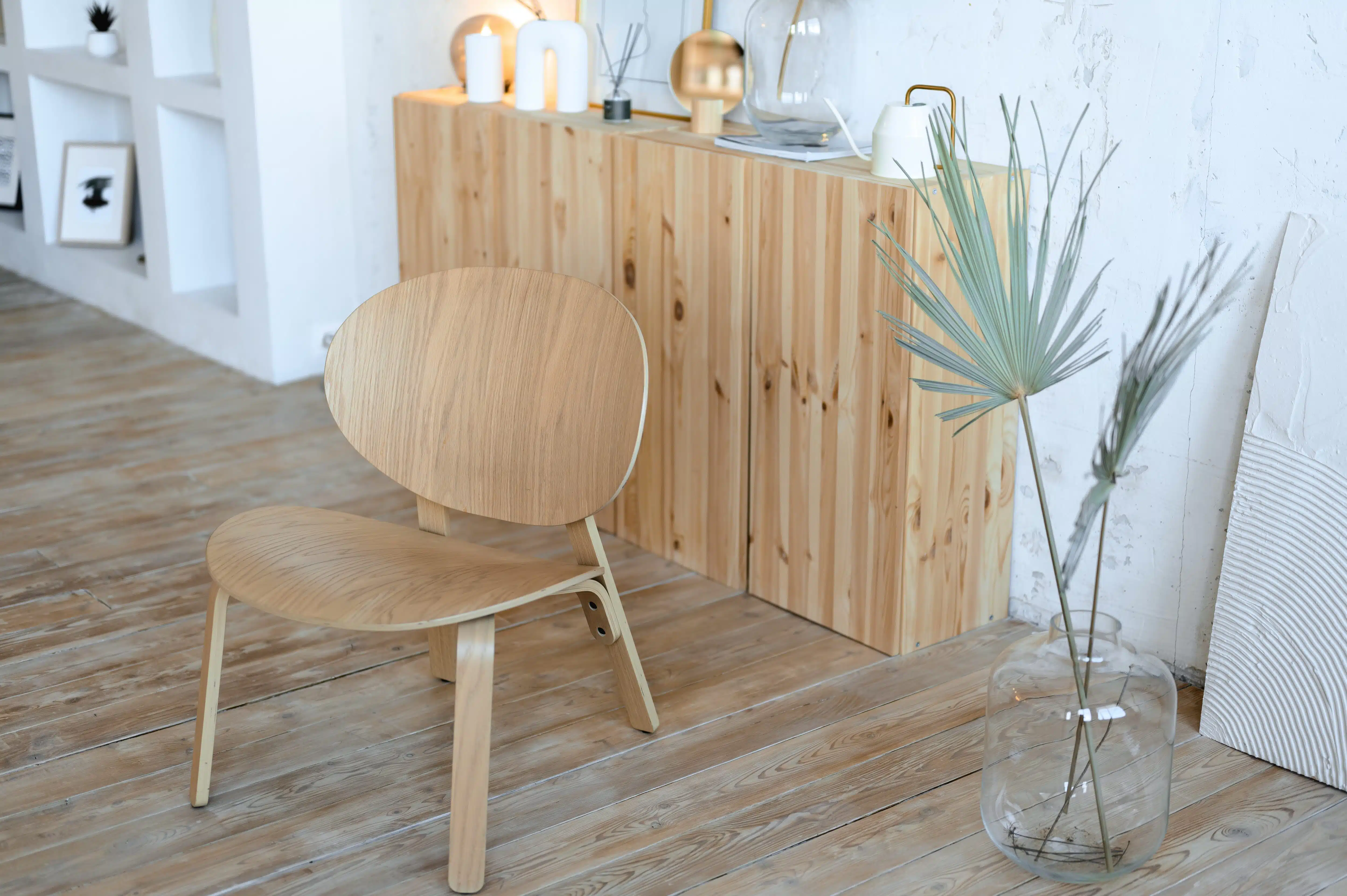modern interior minimalism wooden decor 2025 01 07 06 49 38 utc scaled Guía para pintar muebles de madera