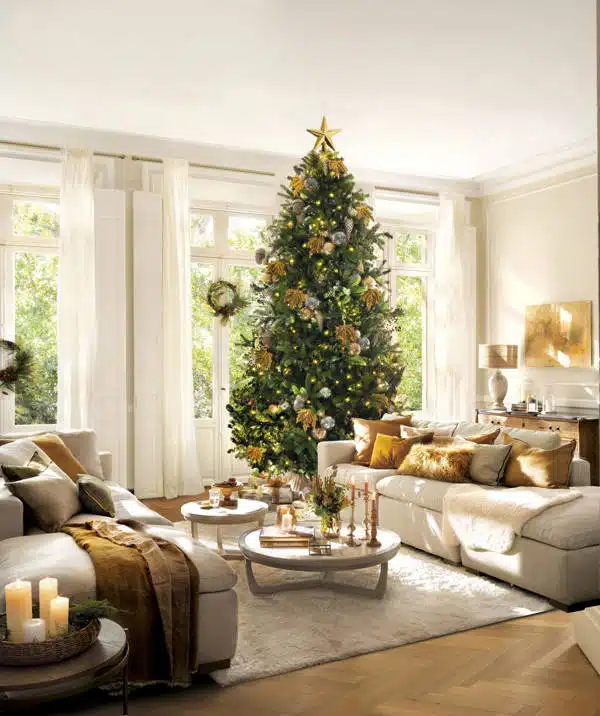 un salon de navidad elegante y un salon de navidad elegante y
